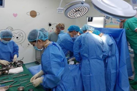Солонгос эмч нартай хамтран таван хүүхдэд мэс засал хийлээ