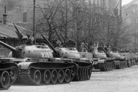 Орос Украин руу Зөвлөлтийн үеийн танкуудыг илгээж эхэлжээ
