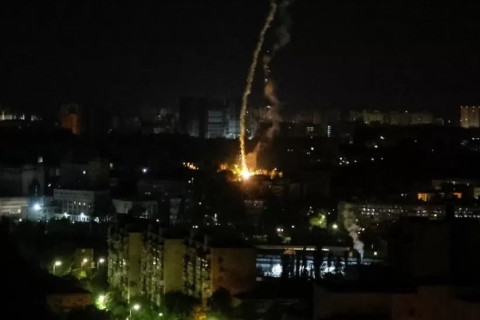 Киев пуужин болон нисгэгчгүй онгоцны хүчтэй цохилтод өртөж байна
