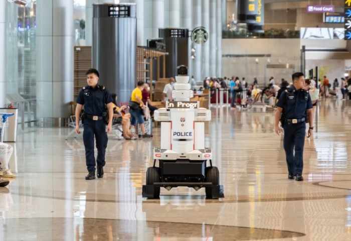 Цагдаагийн роботууд Сингапурын нисэх онгоцны буудалд эргүүл хийж байна