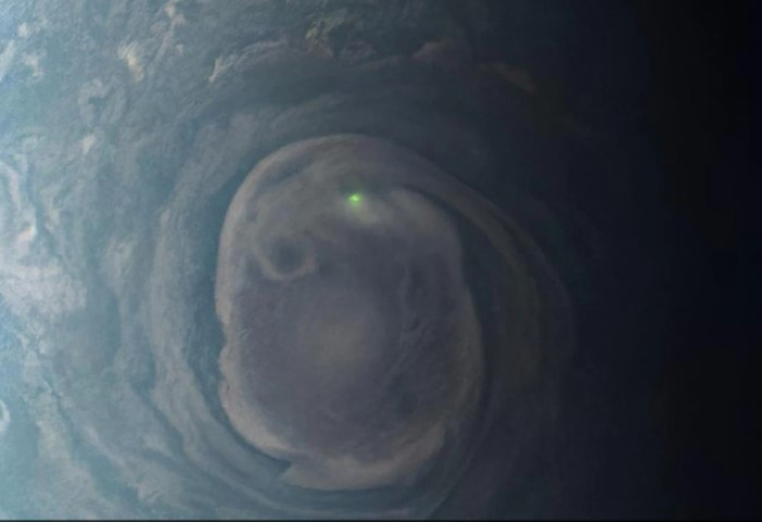 НАСА-ийн сансрын хөлөг Бархасбадь гараг дээрх ногоон аянгын зургийг авчээ