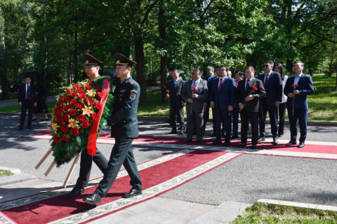 УИХ-ын дарга Г.Занданшатар тэргүүтэй төлөөлөгчид “Ялалтад тэмүүлсэн морьд” хөшөөнд цэцэг өргөлөө