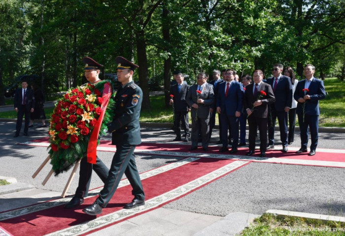 УИХ-ын дарга Г.Занданшатар тэргүүтэй төлөөлөгчид “Ялалтад тэмүүлсэн морьд” хөшөөнд цэцэг өргөлөө