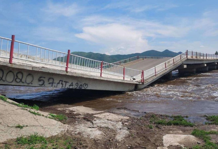 Хараа голын гүүр нурж  орон нутгийн зарим замыг хаалаа