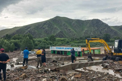 Тэрэлжид үер бууж зам хаагдлаа