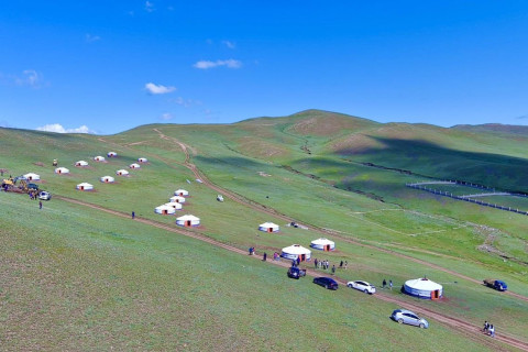 Үерийн улмаас орон гэргүй болсон иргэдэд иж бүрэн тавилгатай монгол гэрийг газартай нь олголоо