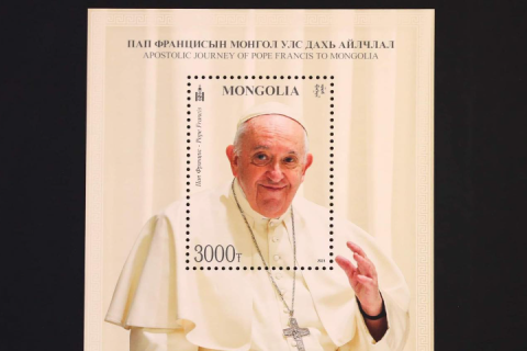 Пап Францисын айлчлалд зориулсан шуудангийн марк худалдаанд гарлаа