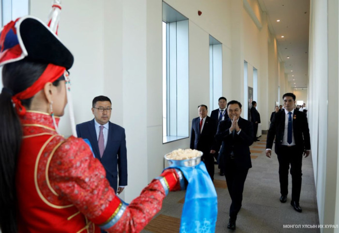 Лаос Улсын Үндэсний Ассамблейн дарга Монгол Улсад хүрэлцэн ирлээ