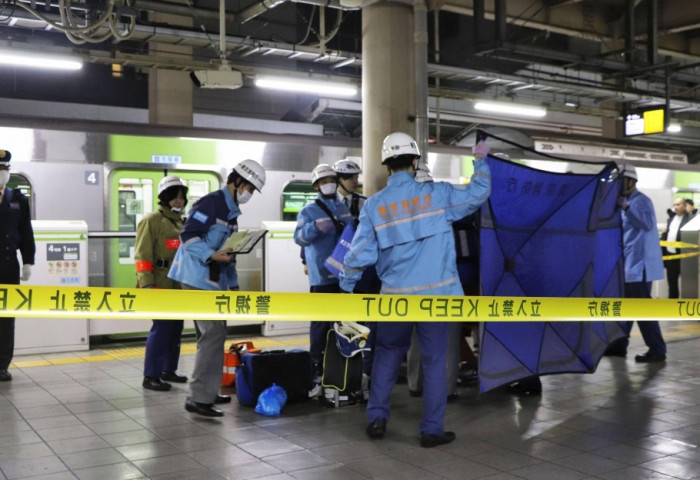 Японд 20 гаруй насны эмэгтэй бусдыг хутгалж гэмтээжээ