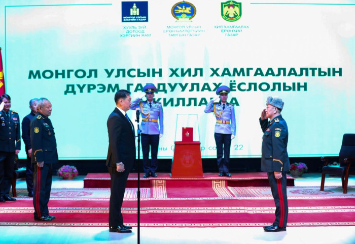 Монгол Улсын Ерөнхийлөгч У.Хүрэлсүх “Улсын хил хамгаалах дүрэм”-ийг гардуулж өглөө