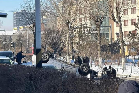 Гурван иргэн болон гэрэлтүүлгийн шон мөргөж онхолдсон зам тээврийн ослыг шалгаж байна