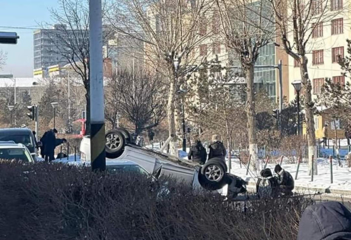 Гурван иргэн болон гэрэлтүүлгийн шон мөргөж онхолдсон зам тээврийн ослыг шалгаж байна