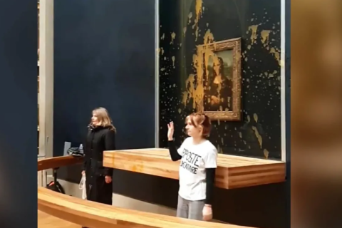 Жагсагчид Парис дахь Мона Лизагийн зураг руу шөл цацжээ