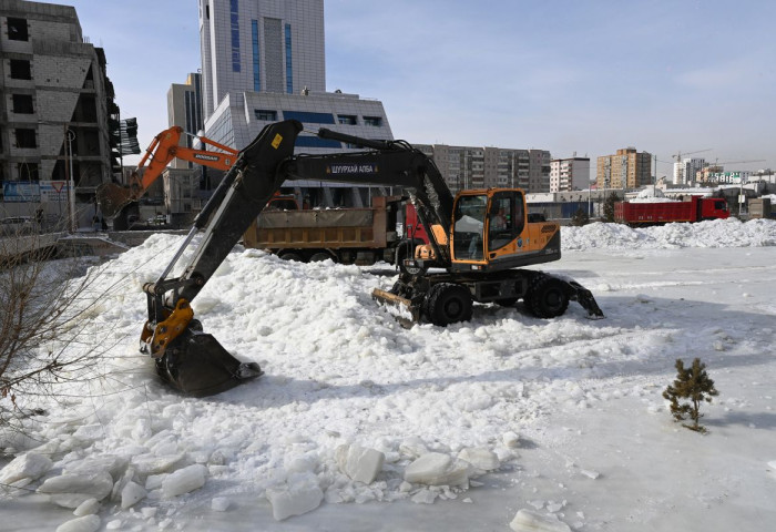 Сэлбэ голын 16,480 тонн мөсийг тээвэрлээд байна