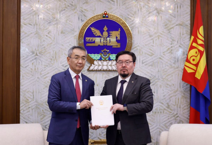 Монгол Улсын Үндсэн хуулийн цэцийн тухай хуулийн шинэчилсэн найруулгын төслийг өргөн мэдүүллээ