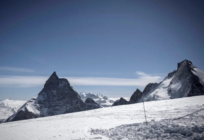 Альпийн нуруунд аялж явсан гэр бүлийн таван хүн амиа алдаж, нэг нь сураггүй алга болжээ