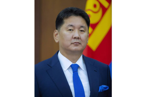 ВИДЕО: Монгол Улсын Ерөнхийлөгч У.Хүрэлсүх төрийн дээд цол, одон, медаль гардуулж байна