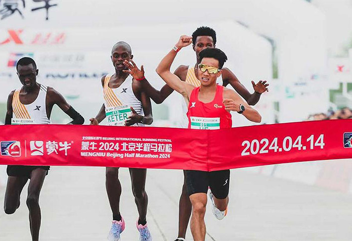 Бээжингийн хагас марафонд түрүүлсэн Хятад тамирчныг булхайцсан гэж хардаж байна
