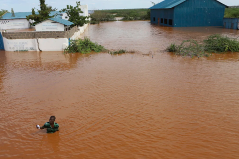 Кенид долоо хоног үргэлжилсэн аадар борооны улмаас далан задарч, 35 хүн амь үрэгджээ