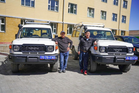 Говь-Алтай аймгийн зарим сумдын эмнэлгүүдэд Ланд Круйзер маркийн автомашинууд өглөө