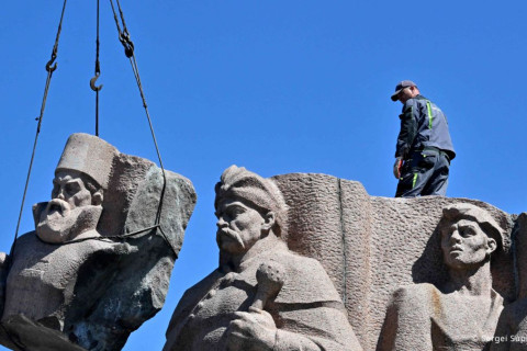 Украины нийслэл Киевт байрлах Зөвлөлтийн үеийн аварга том цогцолбор хөшөөг задалж эхэлжээ