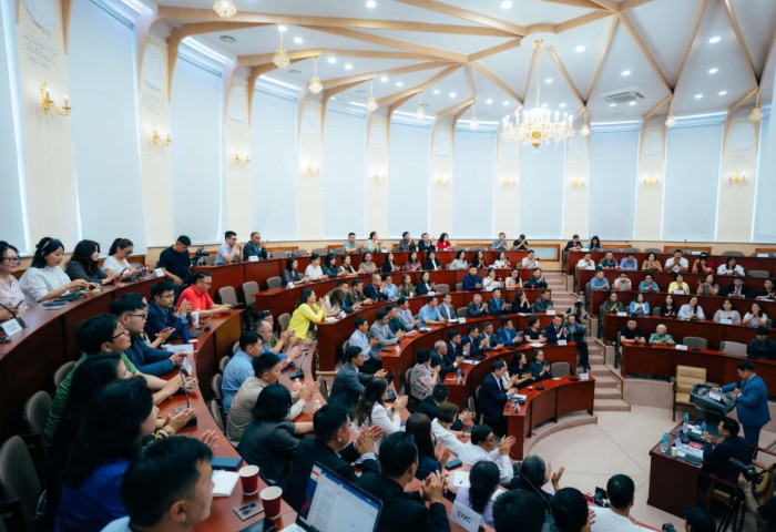 Монгол Ардын Намын дарга, Ерөнхий сайд Л.Оюун-Эрдэнэ томоохон их, дээд сургуулийн эрдэмтэн багш нарын төлөөлөлтэй уулзлаа