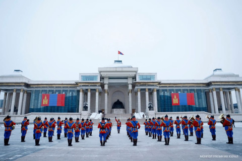 Монгол Улсын төрийн далбааг мандуулж, жанжин Д.Сүхбаатарын хөшөөнд цэцэг өргөв