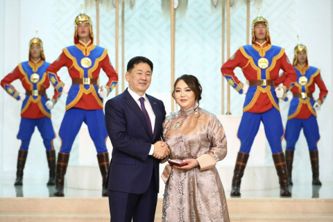 Монгол Улсын Ерөнхийлөгч У.Хүрэлсүх ээжүүдэд Алдарт эхийн одон гардууллаа