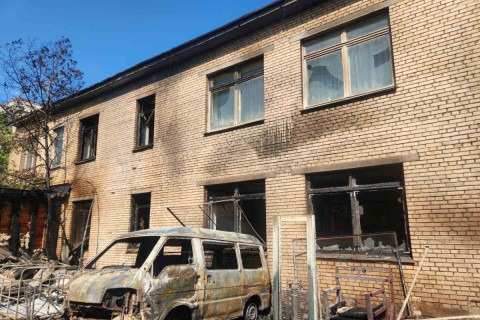 Барилгын өргөтгөл хэсэг, хлорид бодис шатаж байсныг унтраахаар ажиллаж байна