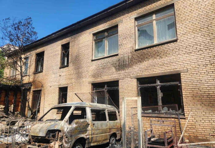 Барилгын өргөтгөл хэсэг, хлорид бодис шатаж байсныг унтраахаар ажиллаж байна