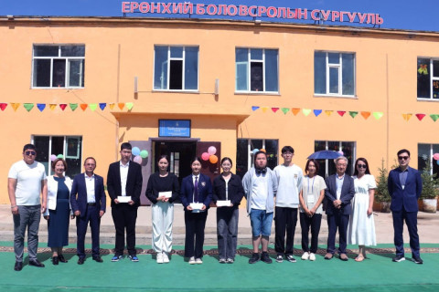 БНСУ-ын “Хүслийн аялал” ТББ-ын сайн дурынхан Борнуур сумын сурагчдад тэтгэлэг олгов