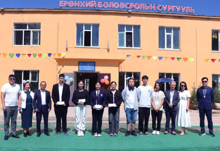 БНСУ-ын “Хүслийн аялал” ТББ-ын сайн дурынхан Борнуур сумын сурагчдад тэтгэлэг олгов