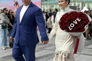 О.Хангай аварга хүүтэй болжээ