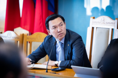 Н.Учрал намынхандаа хатуу үг хэлж, “намаас хөөнө шүү” гэжээ