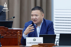 О.Амгаланбаатар гишүүн иргэдэд савласан жимс тараажээ