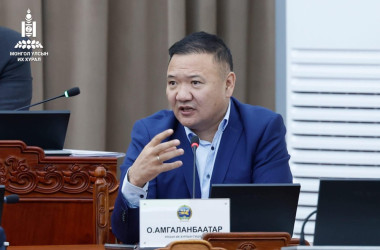 О.Амгаланбаатар гишүүн иргэдэд савласан жимс тараажээ