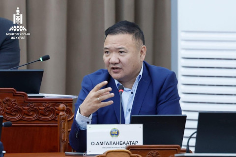 О.Амгаланбаатар гишүүн иргэдэд савласан жимс тараажээ