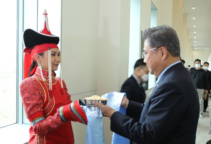 БНСУ-ын Гадаад хэргийн сайд Пак Жин Монгол Улсад хүрэлцэн ирлээ
