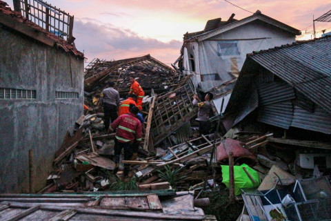 Индонезид хүчтэй газар хөдлөлт болж, 162 хүн амиа алджээ