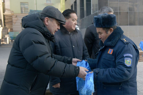 Байгаль хамгаалагчдад тусгай тоноглол бүхий автомашин гардууллаа