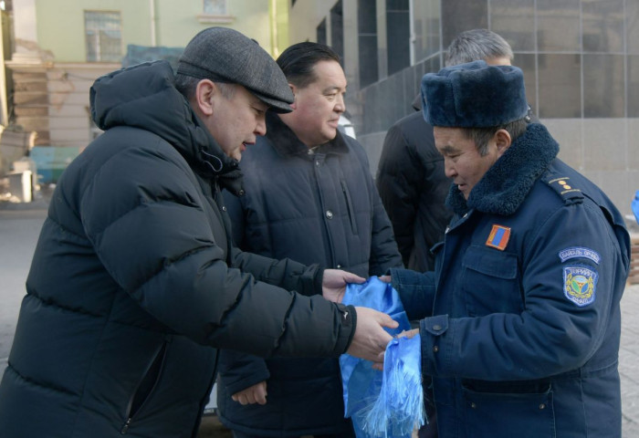 Байгаль хамгаалагчдад тусгай тоноглол бүхий автомашин гардууллаа