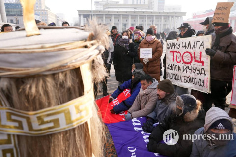 ШУУД: 30 гаруй залуус Сүхбаатарын талбайд ХОНОЖЭЭ