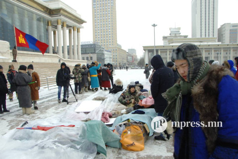 ФОТО: Иргэд -30 хэмийн хүйтэнд гадаа хонож байна