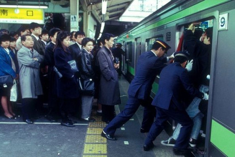 ВИДЕО: Японы өглөөний метроны буудал