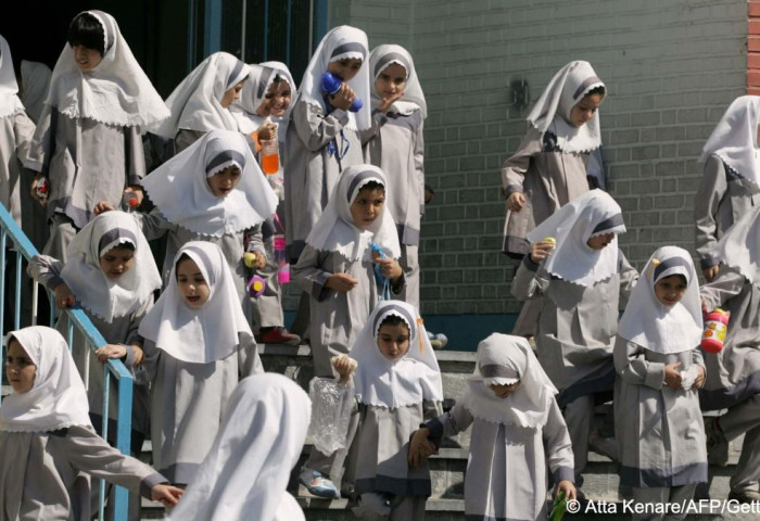 Иранд 900 орчим сурагч охид хордлогод ороод байна