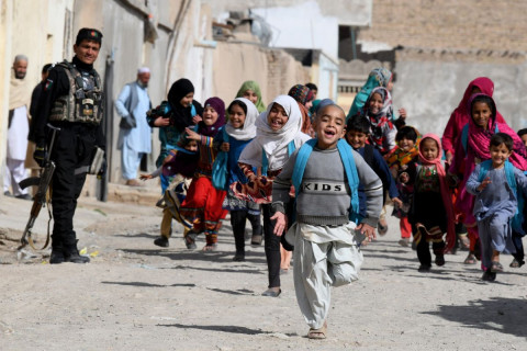 Афганистанд хүүхдүүдийн ирээдүй бүрхэг байна