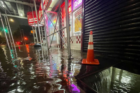 Видео: Нью-Йорк хотод үер бууснаас болж метроны үйлчилгээ зогссон байна