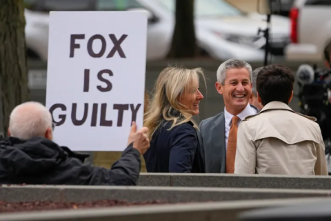 Fox News гүтгэсэн хэрэгт унаж, 787 сая доллар төлөхөөр болжээ