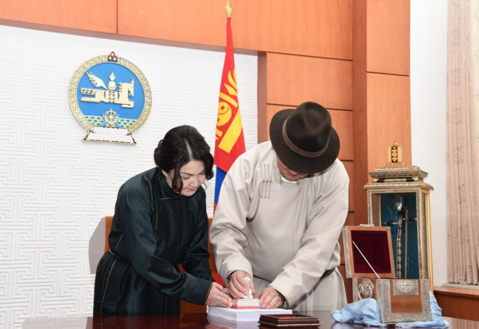 Монгол Улсын хуулийн уг эх дээр Төрийн тамга дарлаа