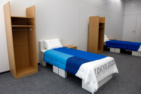 ТОКИО 2020: Хөнгөн атлетикийн тамирчид картонон цаасаар хийсэн орон дээр унтана
